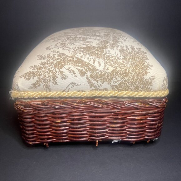 Vintage Woven Wicker & Fabric French Country Scene Trinket Storage Box w/ Tassel - Picture 4 of 10